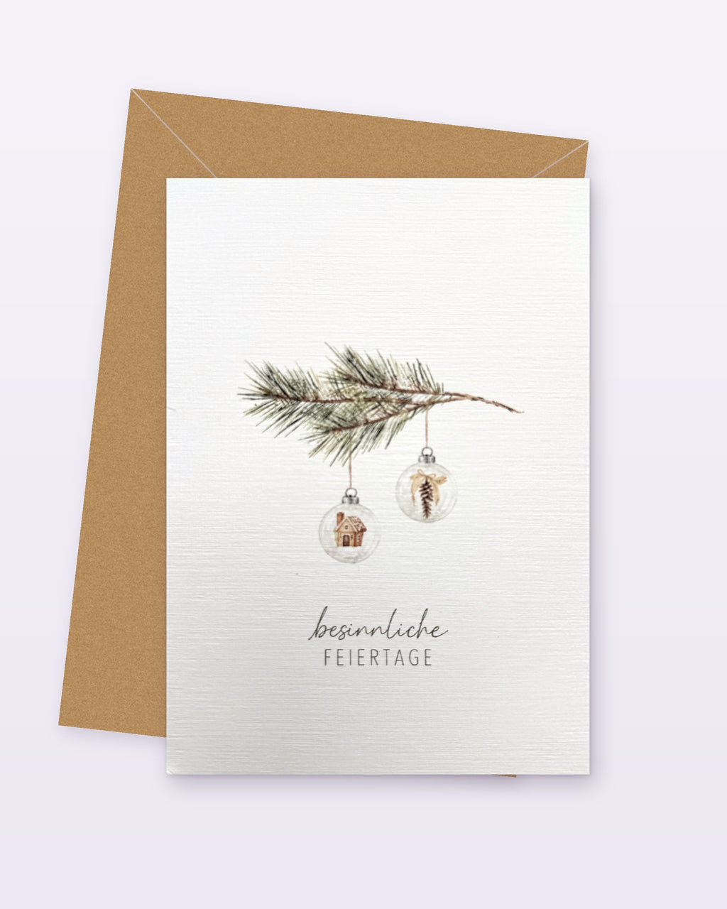 Weihnachtskarte Besinnliche Feiertage mit Kugeln am Kiefernzweig