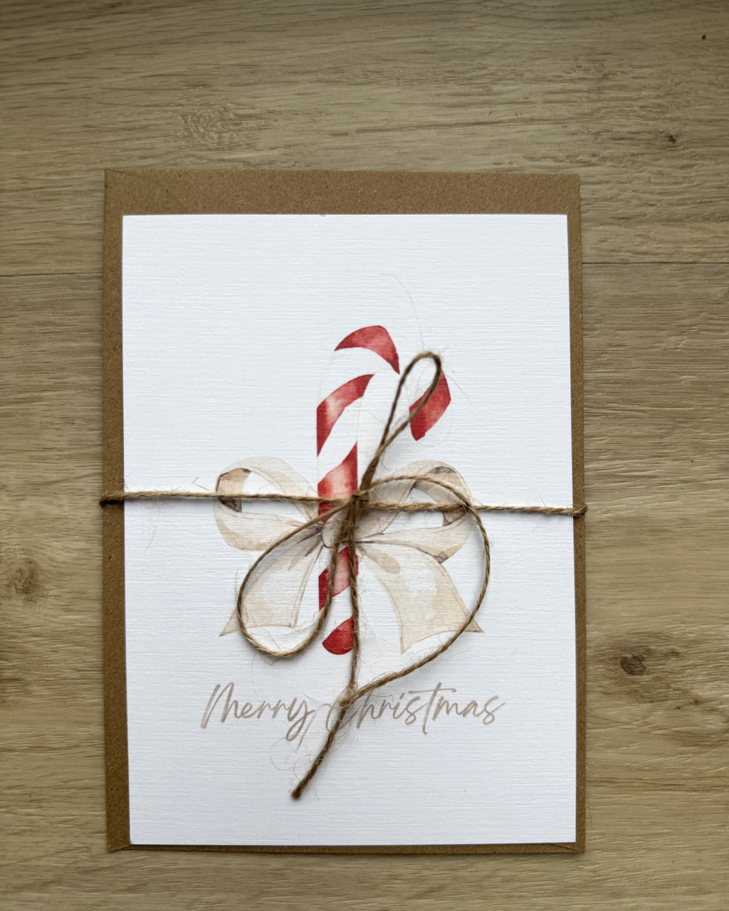Weihnachtskarte mit Kraftpapier-Umschlag und Juteschnur verpackt