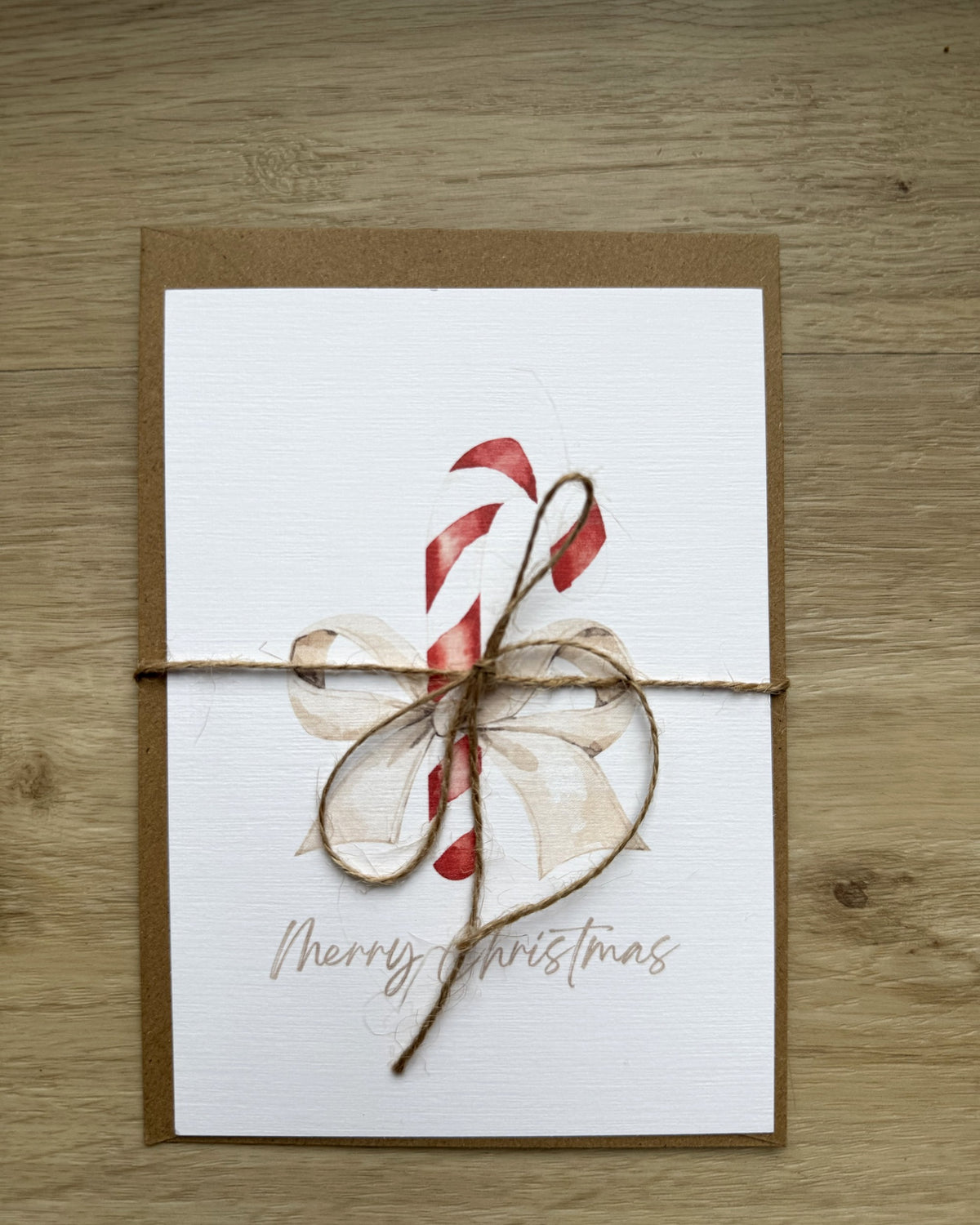 Weihnachtskarte mit Kraftpapier-Umschlag und Juteschnur verpackt